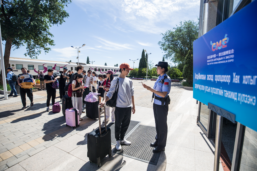 二連浩特邊檢站保障第五屆中蒙博覽會客商高效通關