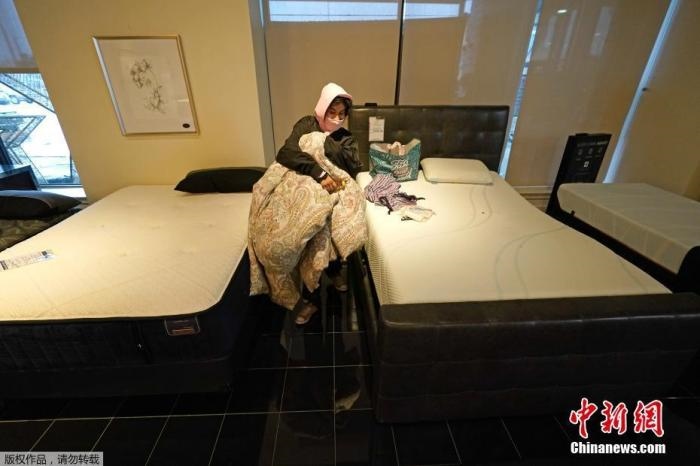 當?shù)貢r間2月17日，美國得州的一家畫廊兼家具店內(nèi)，大批民眾來此避寒取暖，其中不乏一些人帶著被子來過夜。美國近日遭遇極寒天氣侵襲，多地氣溫創(chuàng)近年新低，其中得州災情最嚴重，暴風雪導致電網(wǎng)在酷寒中癱瘓，約400萬居民家中長時間停電。美國國家氣象局表示，得州休斯敦等地的氣溫甚至比靠近北極圈的阿拉斯加還要低。