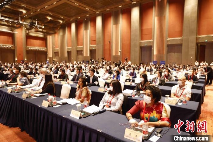 500余名專家學(xué)者、嘉賓代表以線上線下方式參加開幕式?！∈⒓样i 攝
