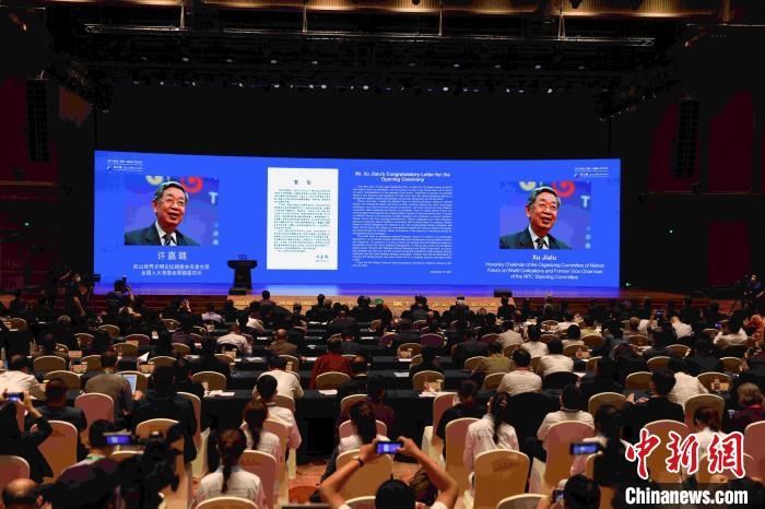 第九屆、第十屆全國人大常委會(huì)副委員長許嘉璐向大會(huì)發(fā)來賀信?！∈⒓样i 攝