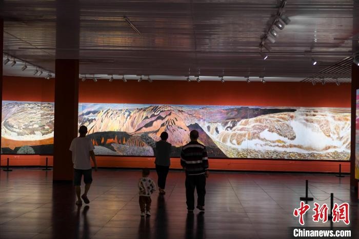 162米巨幅油畫長(zhǎng)卷《黃河》吸引市民駐足觀看。　楊華峰 攝