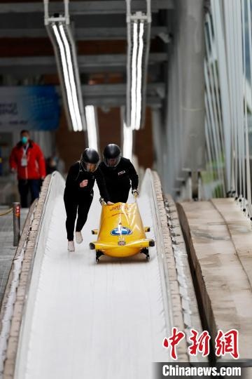 英國雪車隊結束滑行后準備收車 國家雪車雪橇中心提供