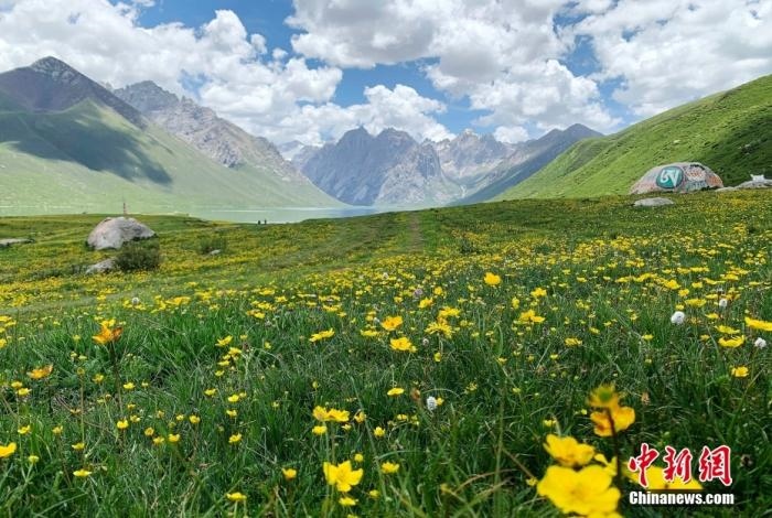 位于青海省果洛藏族自治州久治縣的年保玉則意為“神圣不可侵犯的地方”，山形如蓮花，總面積3469平方公里，保存有冰蝕地貌、冰磧地貌、現(xiàn)代冰川等地質(zhì)遺跡，有“天神后花園”之稱。
<a target='_blank' href='http://www.chinanews.com/'>中新社</a>記者 孫睿 攝