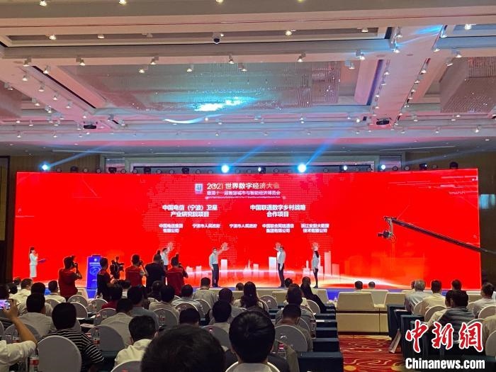 簽約現(xiàn)場?！×植?攝