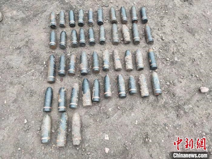 圖為發(fā)現(xiàn)的遺留炮彈。　特日格樂 攝