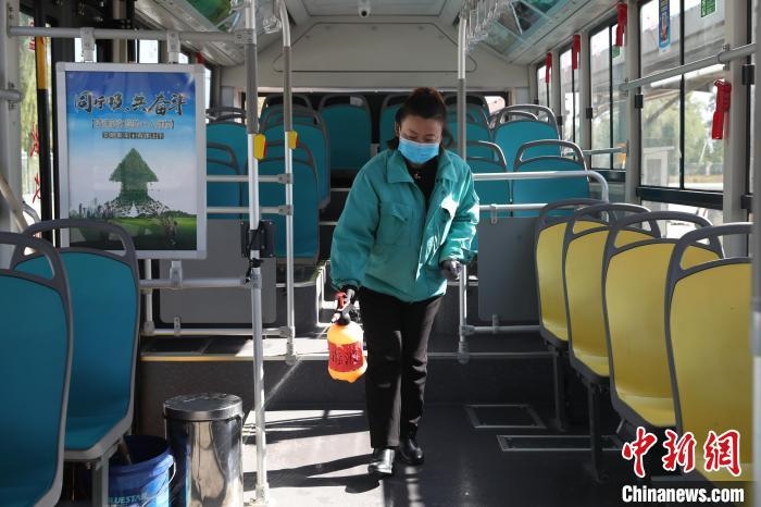 工作人員正在對(duì)公交車(chē)進(jìn)行消殺。　于晶 攝