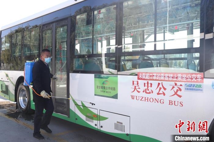 工作人員正在對(duì)公交車(chē)進(jìn)行消殺?！∮诰?攝