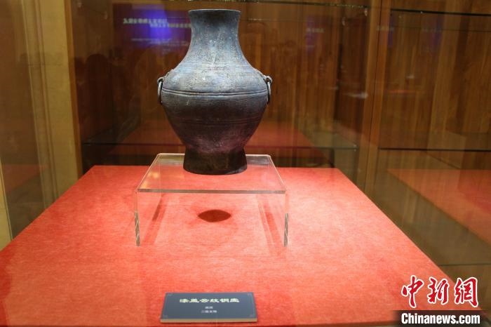 二級(jí)文物戰(zhàn)國(guó)時(shí)期漆蓋云紋銅壺?！≮w曉 攝