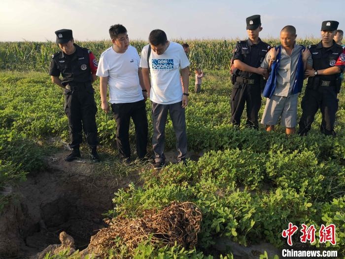 資料圖：犯罪嫌疑人辨認(rèn)作案現(xiàn)場(chǎng)。　嘉祥縣公安局供圖