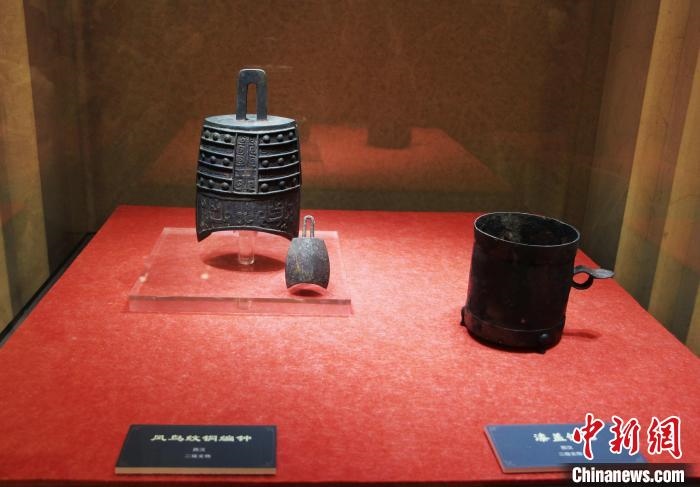 二級(jí)文物西漢鳳鳥(niǎo)紋銅編鐘、漆蓋銅卮?！≮w曉 攝