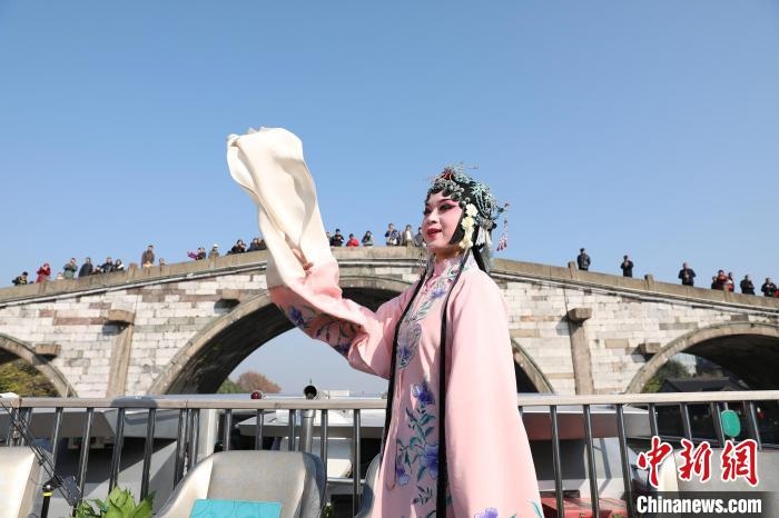 2019京杭對話的大運河京杭雅集活動中，浙江昆劇團(tuán)國家一級演員楊崑在中國大運河(杭州段)上進(jìn)行表演?！⌒燔?攝 攝