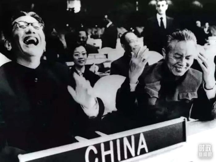 △1971年11月15日，以外交部副部長(zhǎng)喬冠華(左一)為團(tuán)長(zhǎng)、黃華(右一)為副團(tuán)長(zhǎng)的中國(guó)代表團(tuán)，首次出現(xiàn)在聯(lián)合國(guó)大會(huì)上。(資料圖)