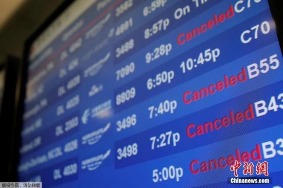 水管破裂造成第四航站樓的多家航班延誤或取消。圖為航站樓內(nèi)的電子公告牌顯示航班信息。