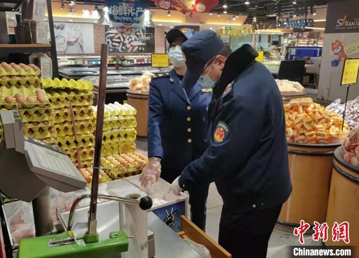 圖為疫情期間，甘肅嘉峪關(guān)市場(chǎng)監(jiān)管局工作人員檢查蔬菜市場(chǎng)。　 柴佳楠 　攝