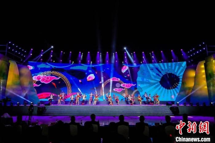 圖為中國·重慶秀山第二屆“金山銀山”文化旅游節(jié)開幕現(xiàn)場?！⌒闵娇h文旅委供圖