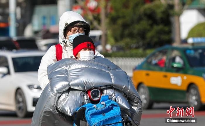 資料圖：市民在大風(fēng)降溫天氣下出行。 <a target='_blank' href='http://www.chinanews.com/'>中新社</a>記者 賈天勇 攝
