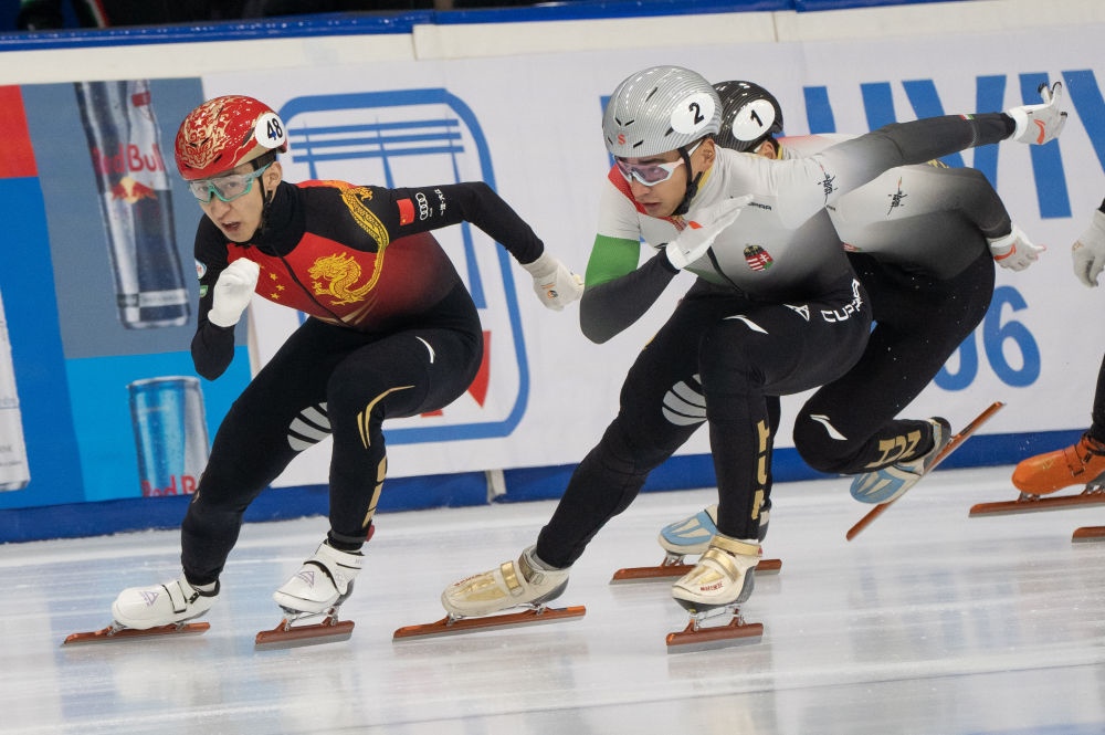 11月20日，中國(guó)選手武大靖(左)和匈牙利選手劉少林在比賽中。劉少林奪得冠軍，武大靖獲得第四名。新華社發(fā)(弗爾季·奧蒂洛 攝)