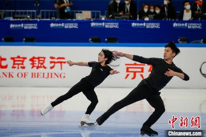 圖為隋文靜、韓聰在測試賽期間進(jìn)行官方訓(xùn)練 王洋 攝