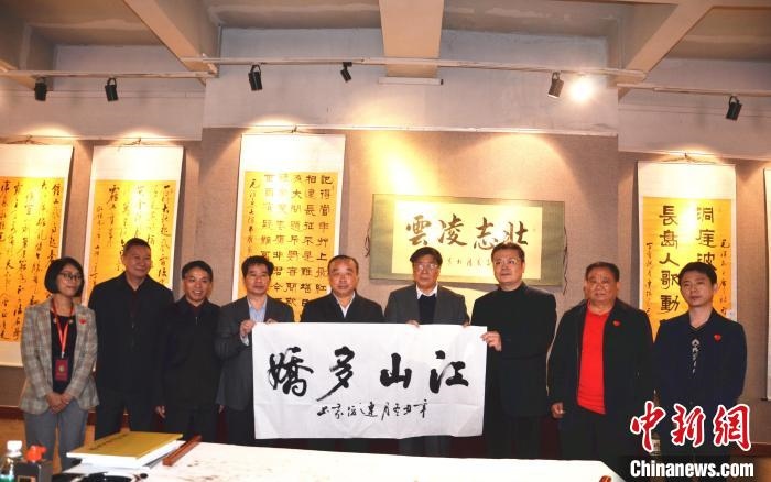 圖為百名將軍書(shū)畫(huà)展活動(dòng)現(xiàn)場(chǎng)?！☆佇玛?yáng) 攝 攝