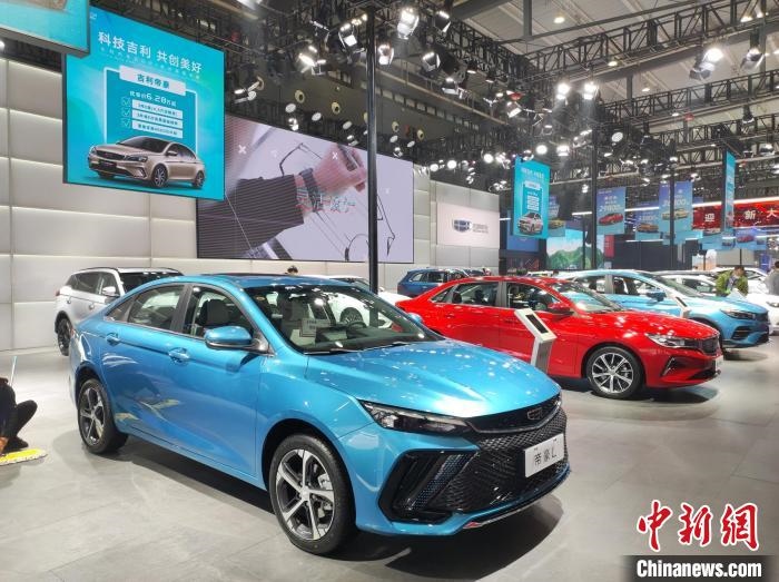 長(zhǎng)沙國(guó)際車展上展出的汽車?！√菩∏?攝