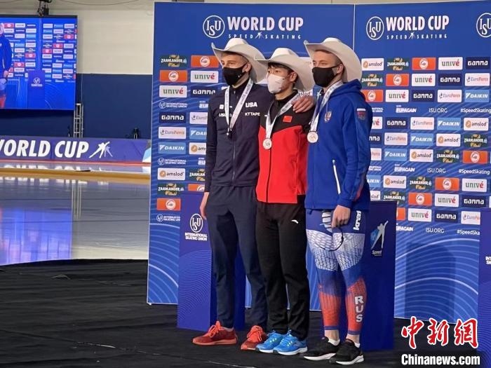 寧忠?guī)r在頒獎儀式上?！『邶埥◇w育局提供