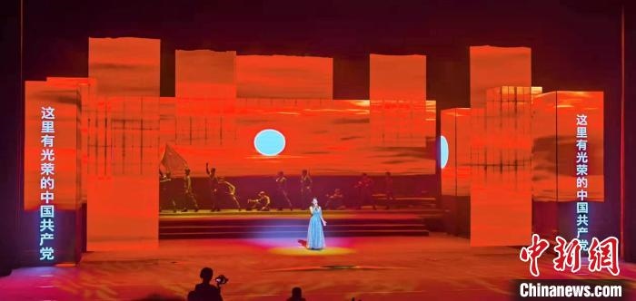 圖為“百年風(fēng)華”大型音樂史詩劇現(xiàn)場?！⒑ｌ` 攝