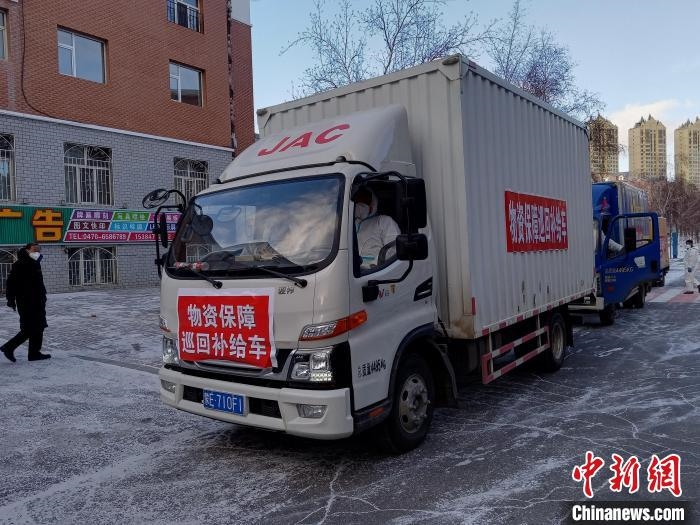 圖為滿洲里物資保障巡回補(bǔ)給車隊(duì)配貨現(xiàn)場?！∏靥饌?攝