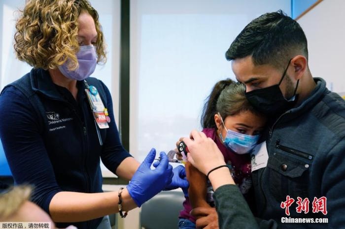 資料圖：當(dāng)?shù)貢r間11月3日，美國華盛頓，國立兒童醫(yī)院為孩子接種疫苗。美國新冠疫苗接種進(jìn)入了一個新階段，數(shù)百萬名小學(xué)生現(xiàn)在可以接種疫苗。