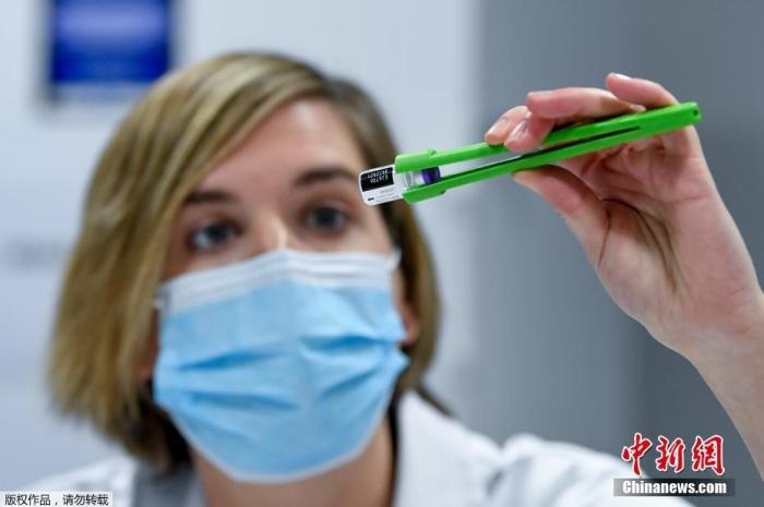 資料圖：比利時醫(yī)護(hù)人員正在準(zhǔn)備新冠疫苗接種工作。