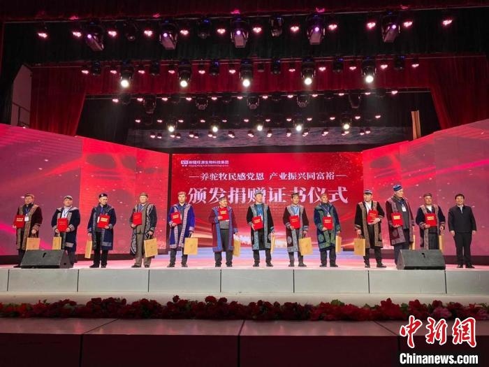 阿勒泰地區(qū)牧民靠企業(yè)的幫扶走上了致富道路?！」o琨 攝