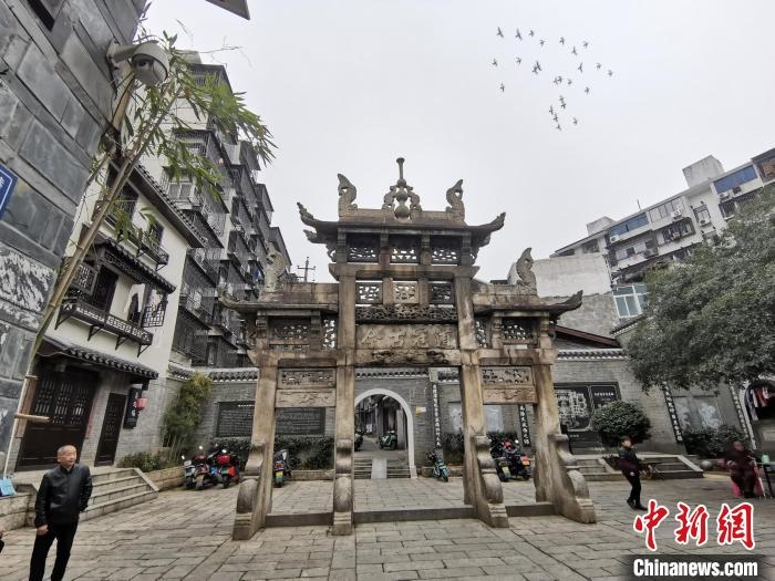 “道冠古今”牌坊?！×荷?攝