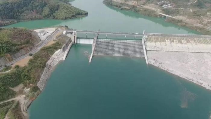 　　圖1 2021年12月7日，督察組使用無人機(jī)拍攝，保護(hù)區(qū)實(shí)驗(yàn)區(qū)內(nèi)的八吝大壩已建成，且未設(shè)置過魚設(shè)施