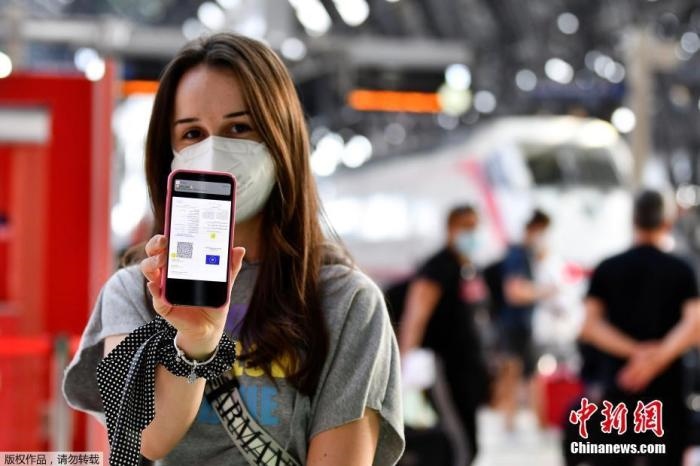 當(dāng)?shù)貢r(shí)間2021年9月1日，意大利米蘭，乘客在火車站出示的健康證明。