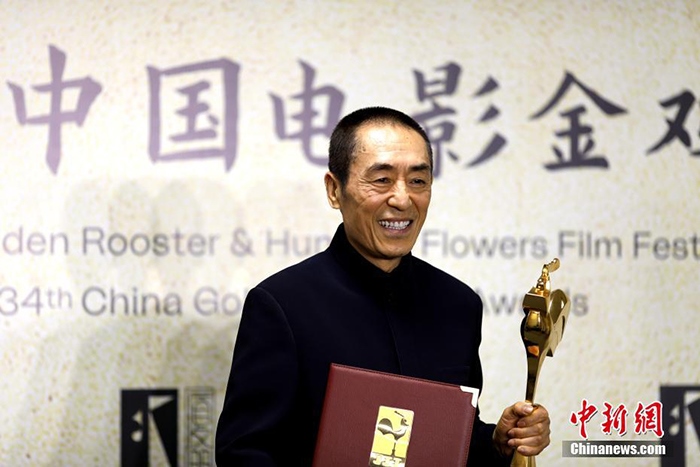 12月30日晚，第34屆中國電影金雞獎頒獎典禮在福建省廈門市舉行。張藝謀以執(zhí)導(dǎo)《懸崖之上》榮膺最佳導(dǎo)演獎。 <a target='_blank' href='/'>中新社</a>記者 呂明 攝