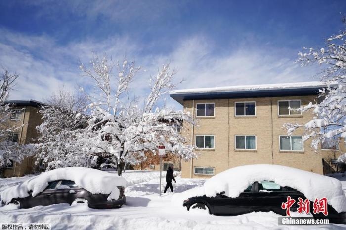 資料圖：當(dāng)?shù)貢r(shí)間2021年3月15日，美國科羅拉多州丹佛，當(dāng)?shù)赜瓉韽?qiáng)暴風(fēng)雪天氣，城市被積雪覆蓋。