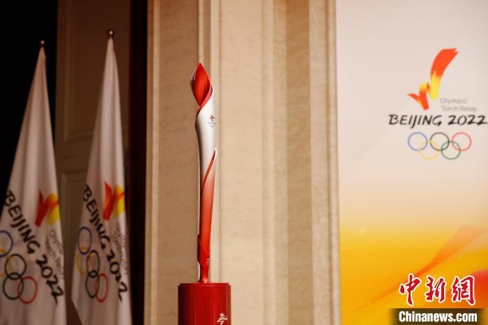 展示的北京冬奧會火炬?！〗x 攝