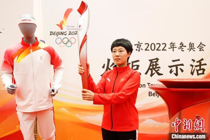 溫哥華冬奧會冠軍張會展示北京2022年冬奧會火炬?！〗x 攝