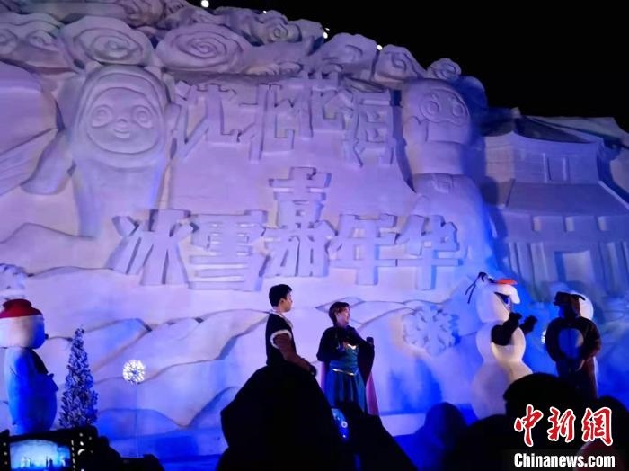活動(dòng)現(xiàn)場表演的《冰雪奇緣》很受歡迎?！≮w桂華 攝