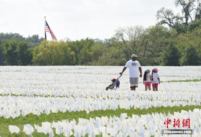 當(dāng)?shù)貢r間2021年9月18日，美國首都華盛頓國家廣場上插著數(shù)十萬白色旗幟，悼念新冠逝者。這個名為“在美國：銘記”藝術(shù)裝置由美國藝術(shù)家弗斯滕伯格(Suzanne Firstenberg)策劃，她計劃在兩周內(nèi)與公眾一起在華盛頓國家廣場插上與美國新冠死亡病例數(shù)對應(yīng)的白旗，以示悼念。 <a target='_blank' href='/'>中新社</a>記者 陳孟統(tǒng) 攝
