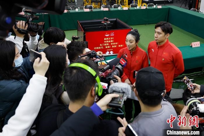 1月5日晚，全力沖刺北京冬奧學習座談會在北京舉行。座談會后，中國花樣滑冰雙人滑組合隋文靜、韓聰接受記者采訪。 <a target='_blank' href='/'>中新社</a>記者 富田 攝