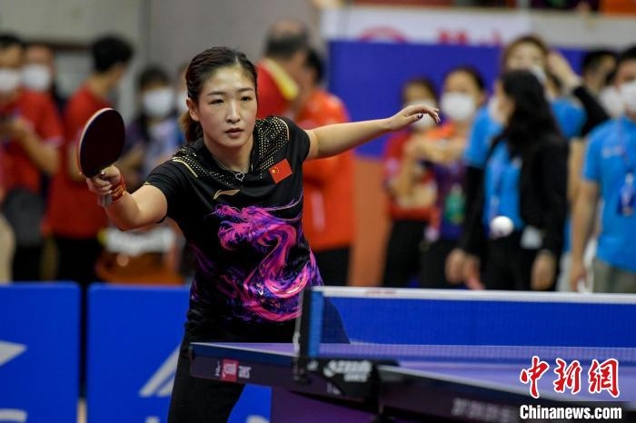 劉詩(shī)雯在2021年全國(guó)乒乓球“業(yè)余球王”總決賽中與選手互動(dòng)交流球技?！●樤骑w 攝