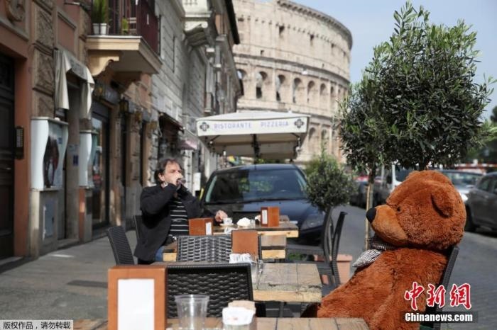 資料圖：意大利羅馬斗獸場附近的酒吧，顧客在露臺上喝酒。