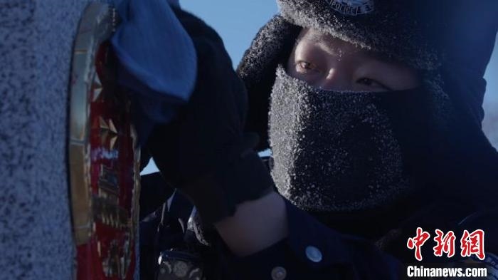 圖為恩和哈達邊境派出所的9名民警踏雪巡邊?！⒕S明 攝