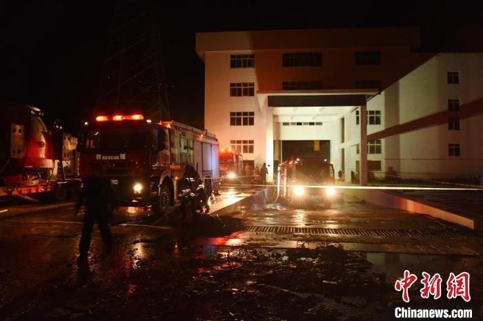 丹巴關(guān)州電站外多臺(tái)消防車輛正在開展排水作業(yè)?！≈苡?攝