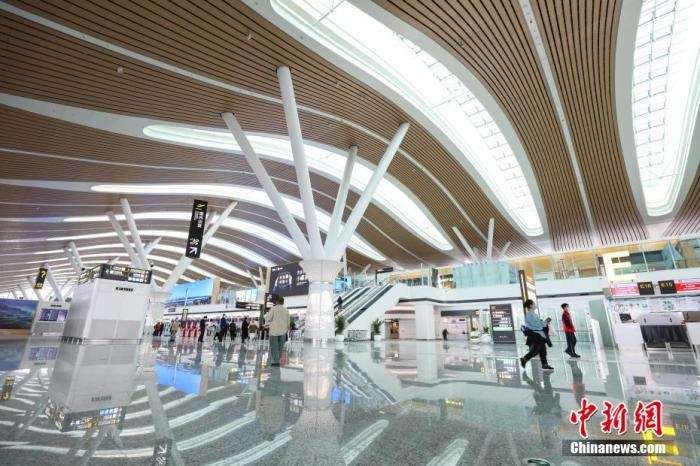 資料圖：貴陽龍洞堡國際機場T3航站樓出發(fā)大廳。 瞿宏倫 攝