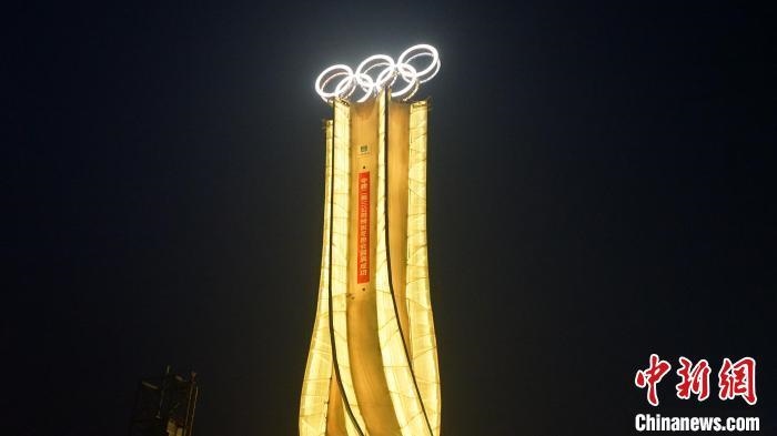 1月25日，由中建二局三公司承建的“海陀塔”順利竣工，奧運五環(huán)閃耀延慶冬奧賽區(qū)?！≈薪ǘ秩竟﹫D
