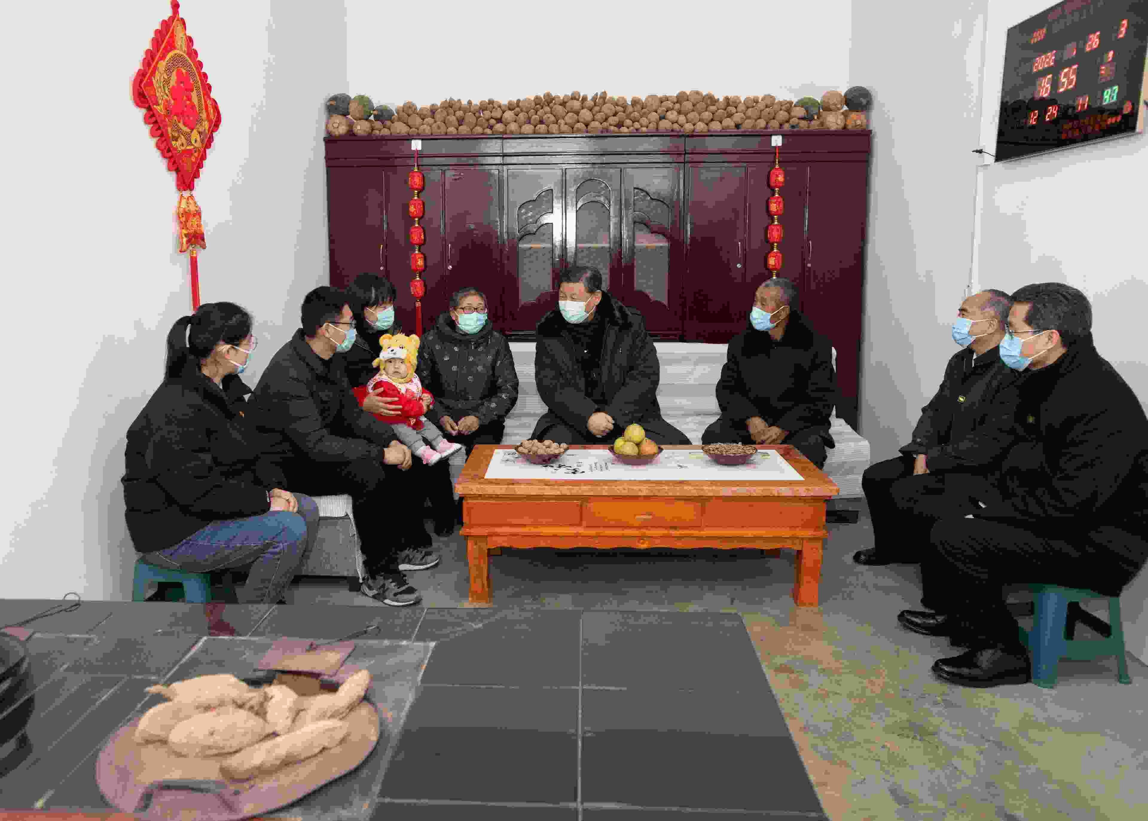 △2022年1月26日，中共中央總書記、國家主席、中央軍委主席習(xí)近平在臨汾市汾西縣僧念鎮(zhèn)段村同村民蔡文明一家親切交流。