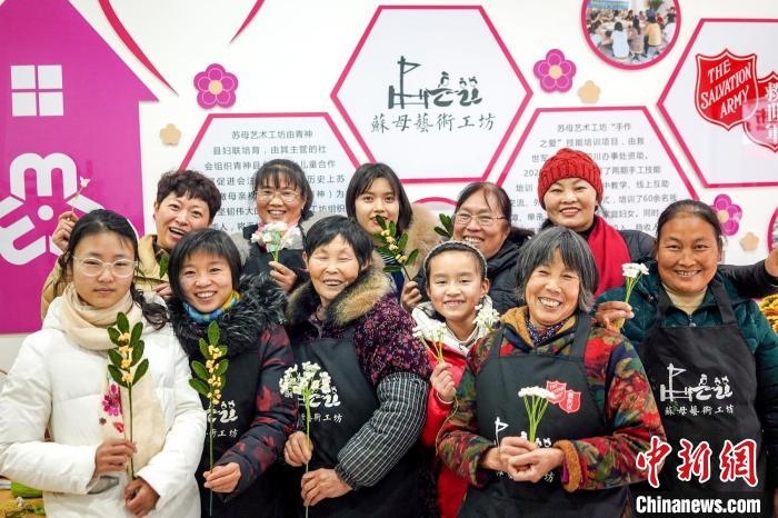 “蘇母藝術(shù)工坊”文創(chuàng)工作室的姐妹們。　古良駒 攝