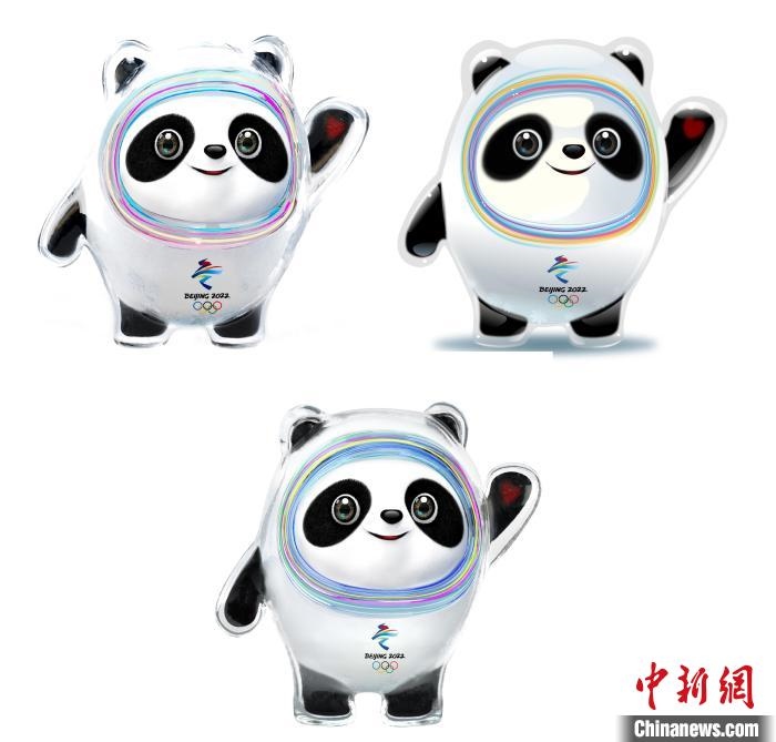 設(shè)計團隊將“冰絲帶”的形象引入大熊貓后逐漸成型。上方兩個形象還是外八字腳，下方形象為最終定稿?！⑵皆乒﹫D