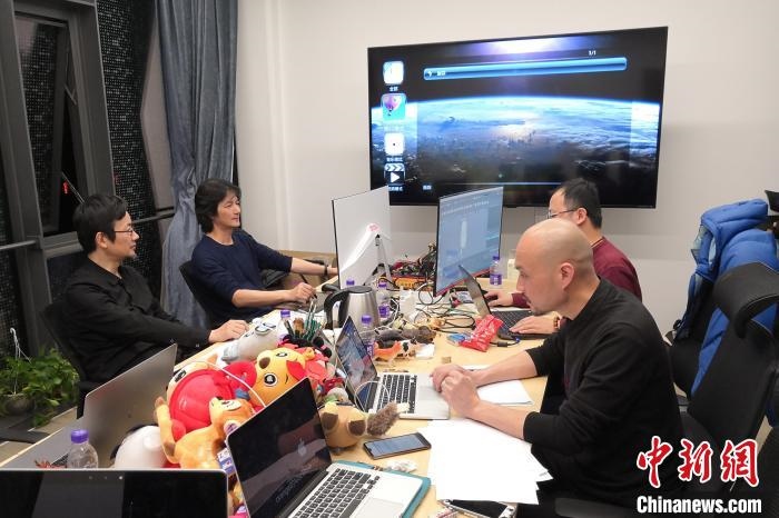 廣州美術(shù)學(xué)院曹雪、劉平云帶領(lǐng)的設(shè)計團隊對北京冬奧會吉祥物加班加點進行修改設(shè)計。(資料圖) 劉平云供圖